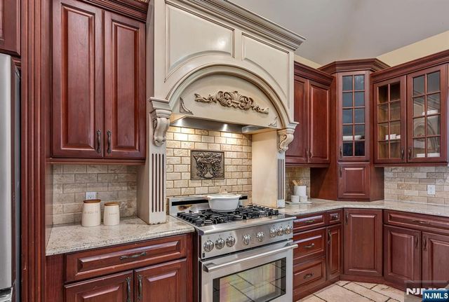 18 Berkshire Place, Englewood Cliffs, NJ 07632