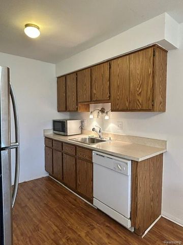 30446 Utica Road 4, Roseville, MI 48066