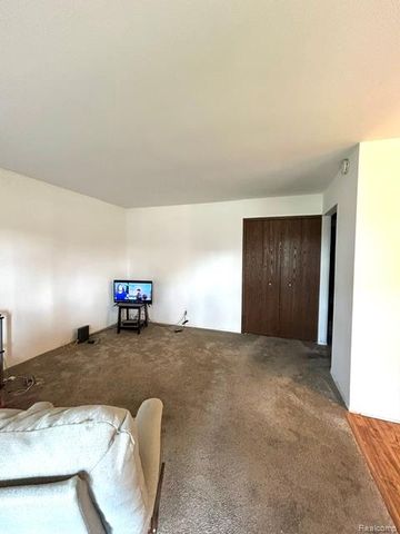 30446 Utica Road 4, Roseville, MI 48066