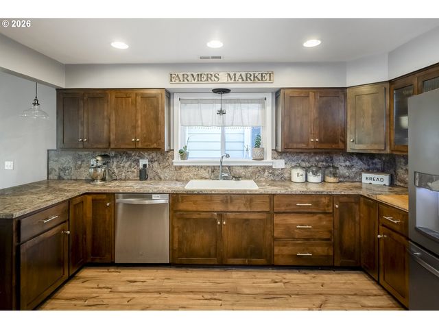 16784 LIVESAY Rd, Oregon City, OR 97045