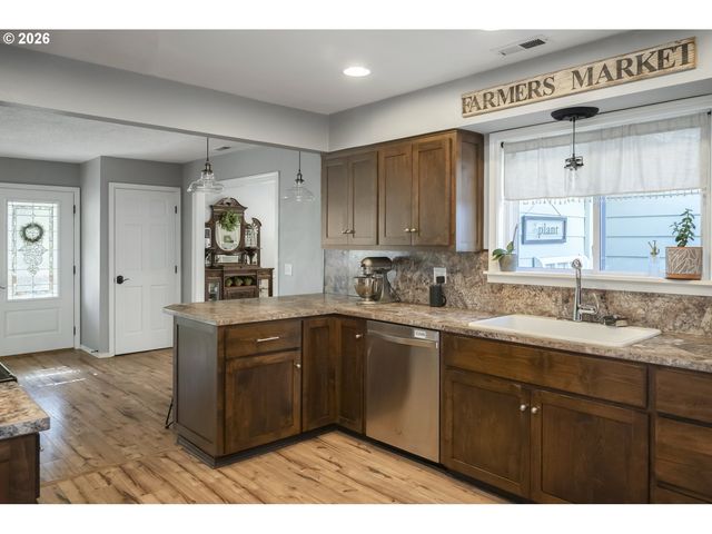 16784 LIVESAY Rd, Oregon City, OR 97045