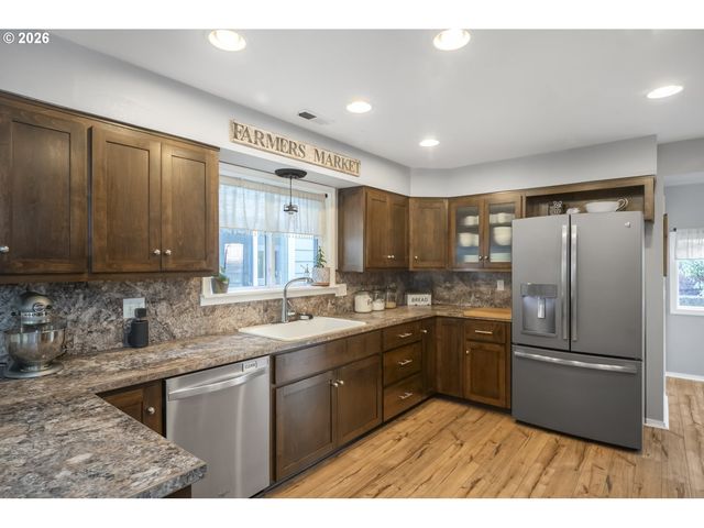 16784 LIVESAY Rd, Oregon City, OR 97045