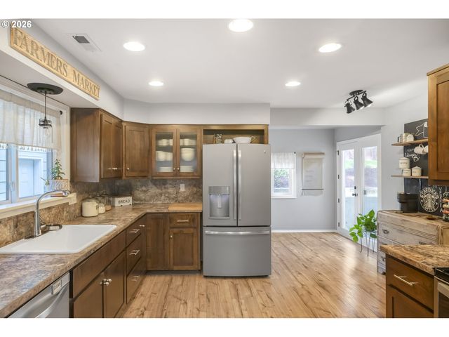 16784 LIVESAY Rd, Oregon City, OR 97045