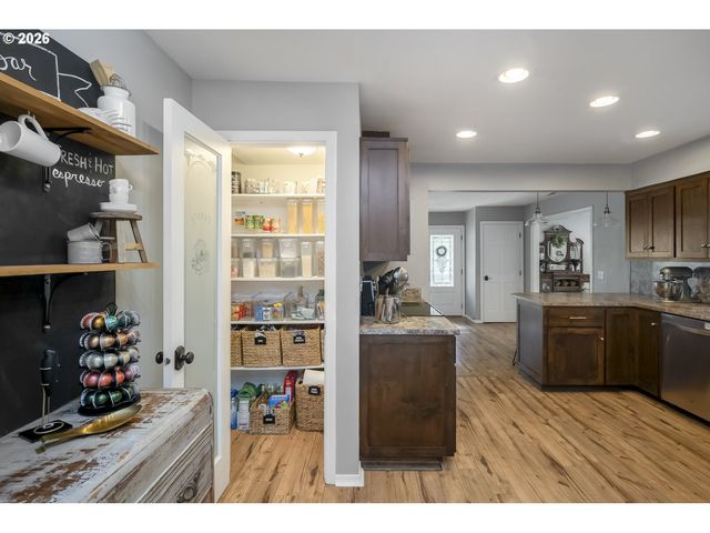 16784 LIVESAY Rd, Oregon City, OR 97045