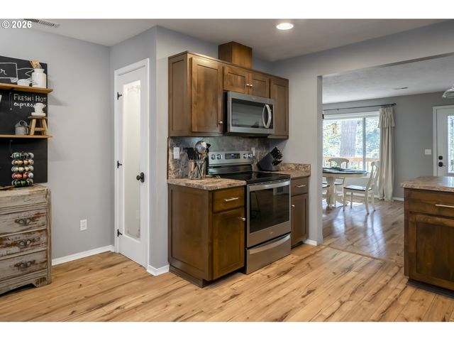 16784 LIVESAY Rd, Oregon City, OR 97045