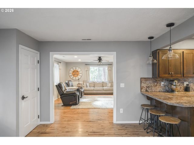 16784 LIVESAY Rd, Oregon City, OR 97045