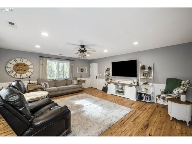 16784 LIVESAY Rd, Oregon City, OR 97045