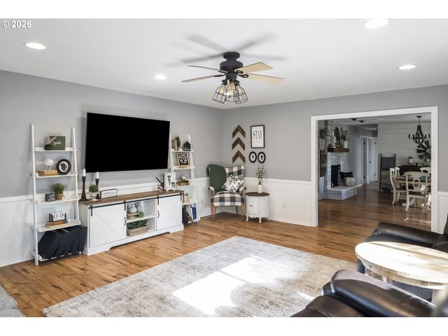 16784 LIVESAY Rd, Oregon City, OR 97045