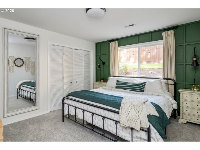 16784 LIVESAY Rd, Oregon City, OR 97045