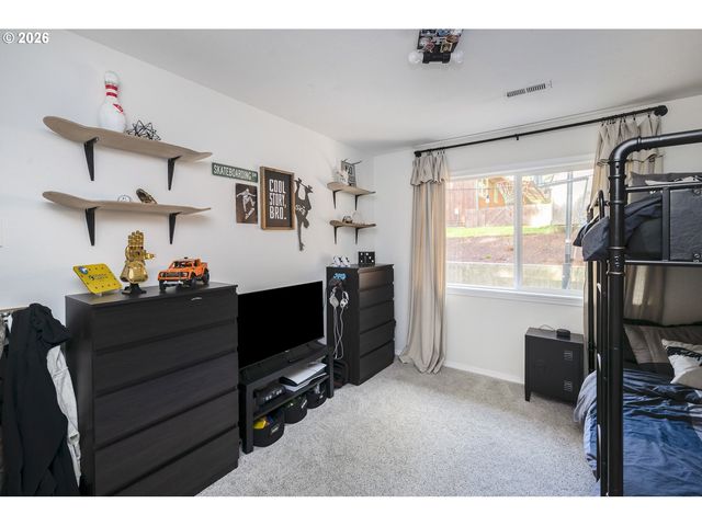 16784 LIVESAY Rd, Oregon City, OR 97045