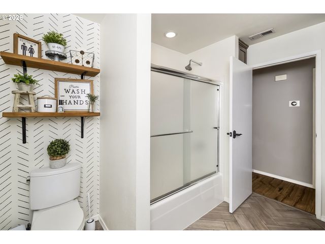 16784 LIVESAY Rd, Oregon City, OR 97045