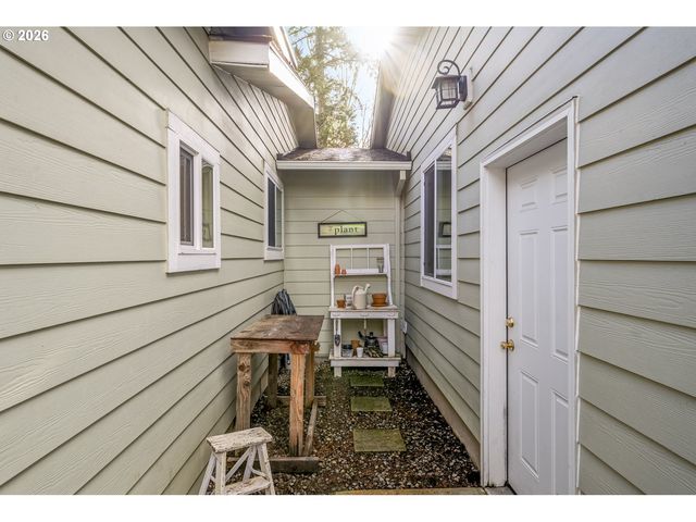 16784 LIVESAY Rd, Oregon City, OR 97045