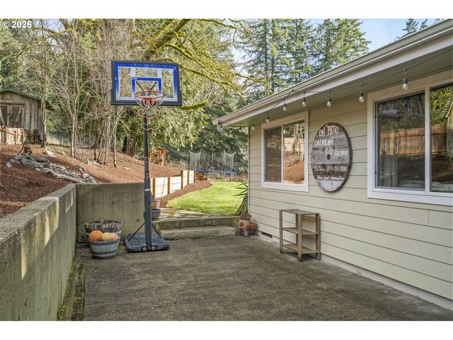 16784 LIVESAY Rd, Oregon City, OR 97045