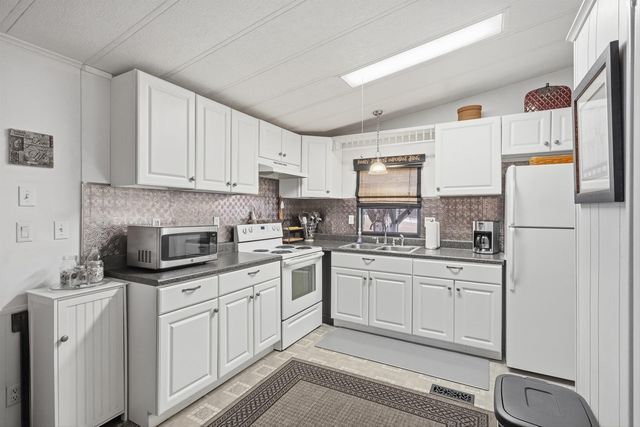 41 Mathew Circle, Goffstown, NH 03045