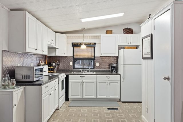 41 Mathew Circle, Goffstown, NH 03045