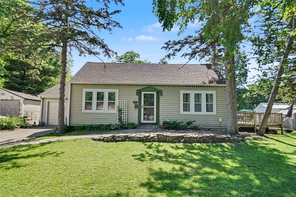 2721 48th Place, Des Moines, IA 50310