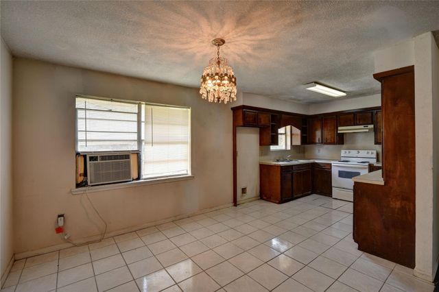 921 E 3rd Street, Bellville, TX 77418