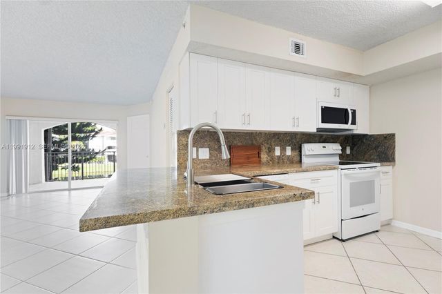 9615 NW 1st Ct 10-204, Pembroke Pines, FL 33024