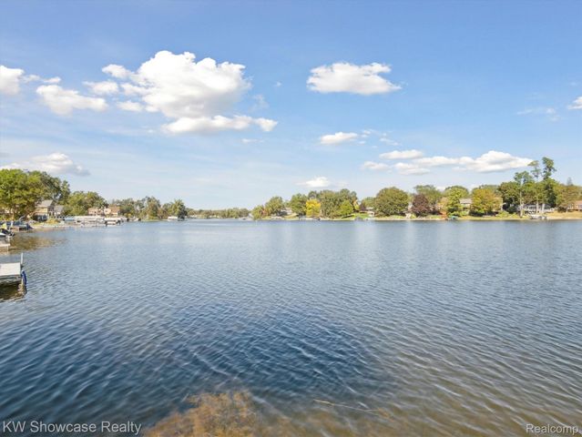 688 Wolverine Drive, Wolverine Lake Village, MI 48390