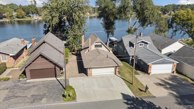 688 Wolverine Drive, Wolverine Lake Village, MI 48390