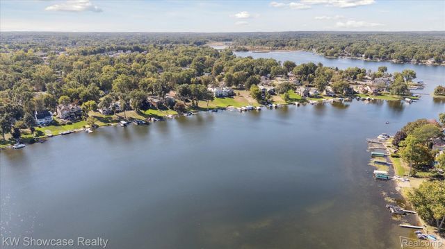 688 Wolverine Drive, Wolverine Lake Village, MI 48390