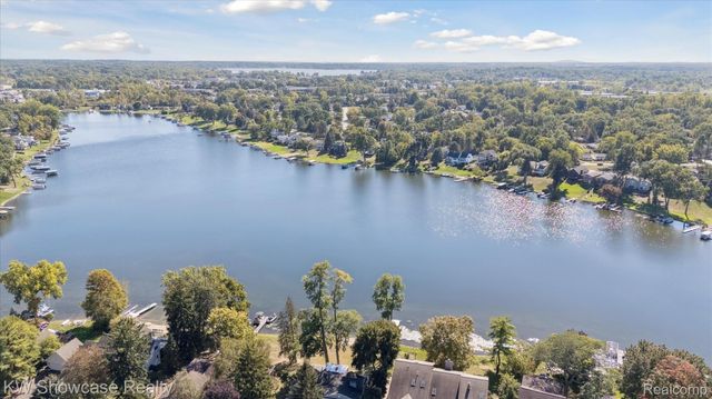 688 Wolverine Drive, Wolverine Lake Village, MI 48390