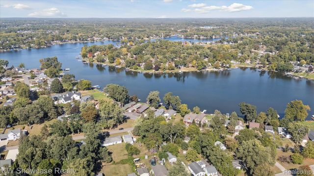 688 Wolverine Drive, Wolverine Lake Village, MI 48390