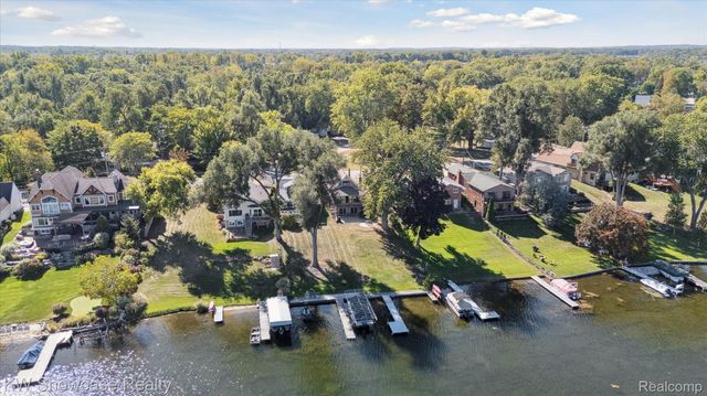 688 Wolverine Drive, Wolverine Lake Village, MI 48390