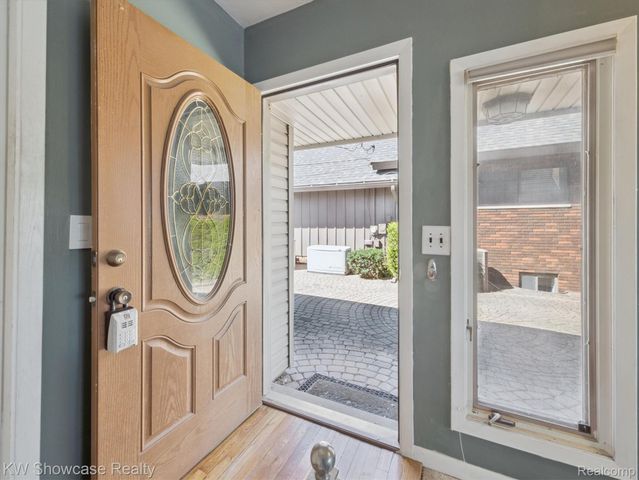 688 Wolverine Drive, Wolverine Lake Village, MI 48390