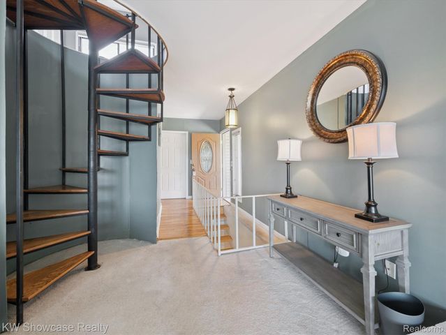 688 Wolverine Drive, Wolverine Lake Village, MI 48390