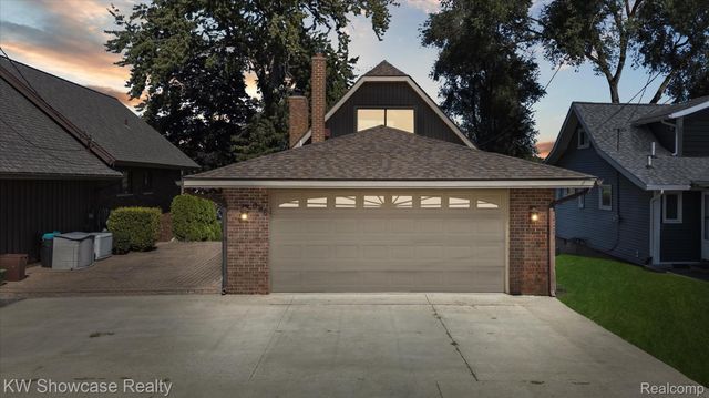 688 Wolverine Drive, Wolverine Lake Village, MI 48390