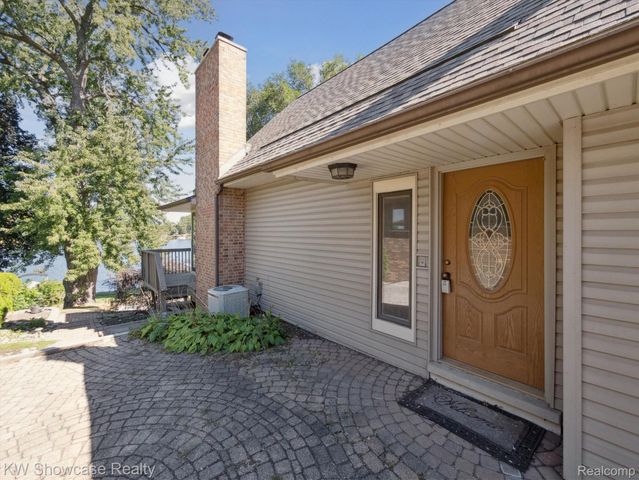 688 Wolverine Drive, Wolverine Lake Village, MI 48390