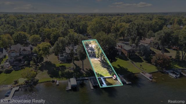 688 Wolverine Drive, Wolverine Lake Village, MI 48390