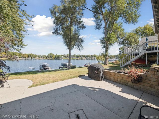 688 Wolverine Drive, Wolverine Lake Village, MI 48390