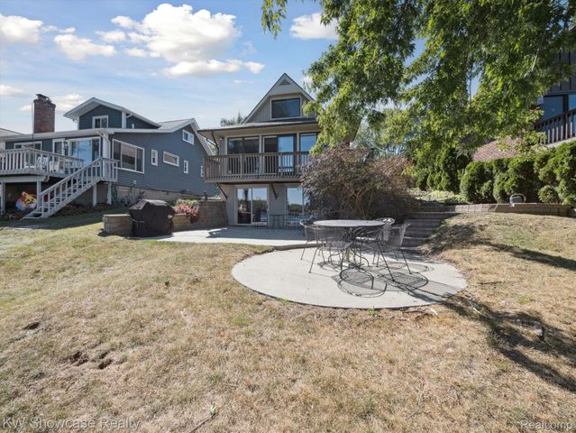 688 Wolverine Drive, Wolverine Lake Village, MI 48390