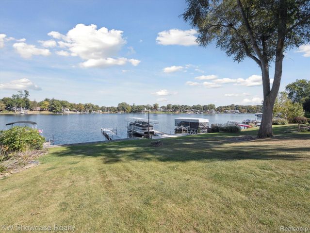 688 Wolverine Drive, Wolverine Lake Village, MI 48390
