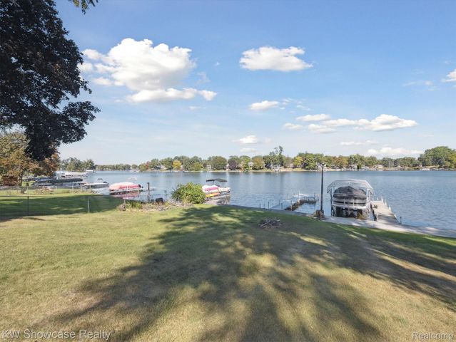 688 Wolverine Drive, Wolverine Lake Village, MI 48390