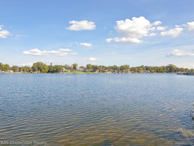 688 Wolverine Drive, Wolverine Lake Village, MI 48390