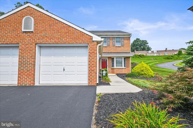 215 WYNTRE BROOKE DR #1, York, PA 17403