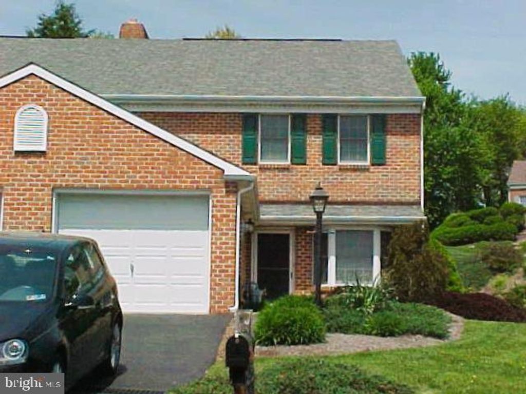 215 WYNTRE BROOKE DR #1, York, PA 17403