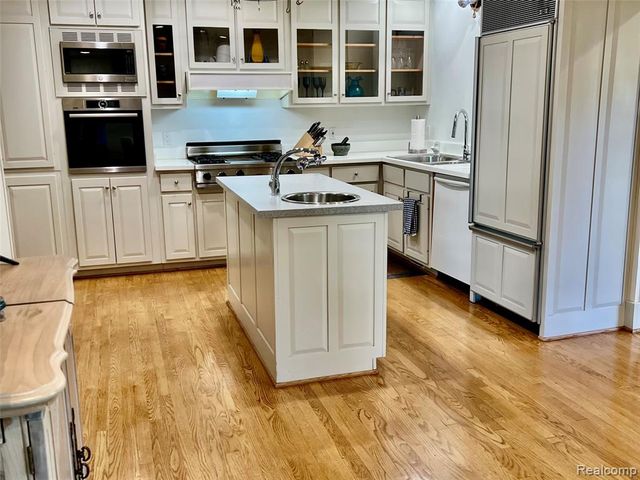 488 Vinewood Avenue, Birmingham, MI 48009