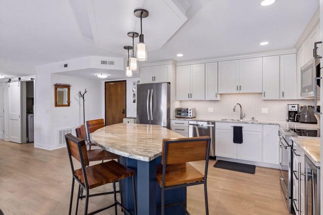 7220 York Avenue S 413, Edina, MN 55435