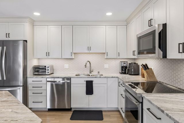 7220 York Avenue S 413, Edina, MN 55435