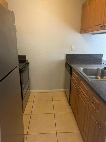 6053 10th Avenue N 237, Greenacres, FL 33463