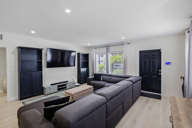 836 NE 17th Terrace, Fort Lauderdale, FL 33304