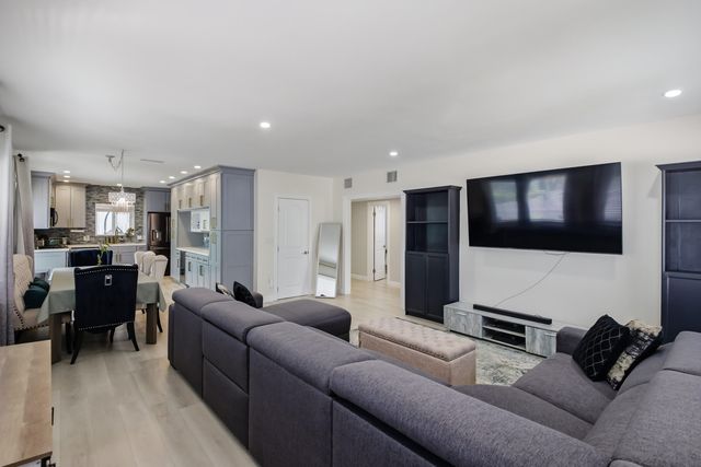 836 NE 17th Terrace, Fort Lauderdale, FL 33304