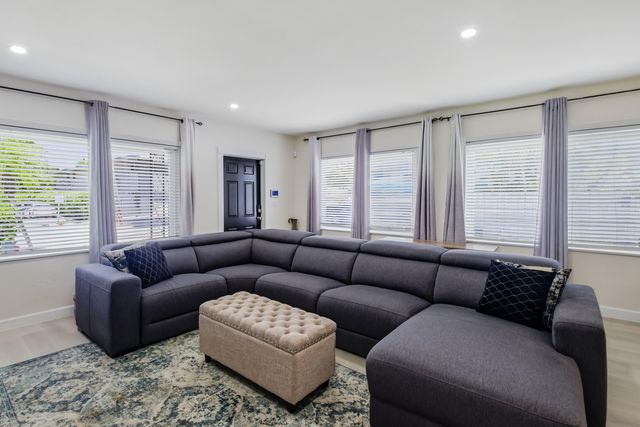 836 NE 17th Terrace, Fort Lauderdale, FL 33304