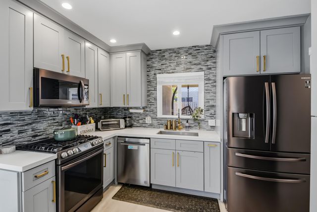 836 NE 17th Terrace, Fort Lauderdale, FL 33304
