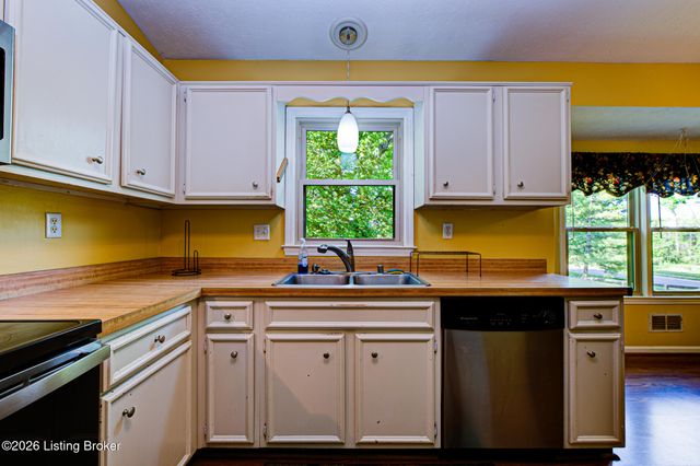 4733 Shenandoah Dr, Louisville, KY 40241