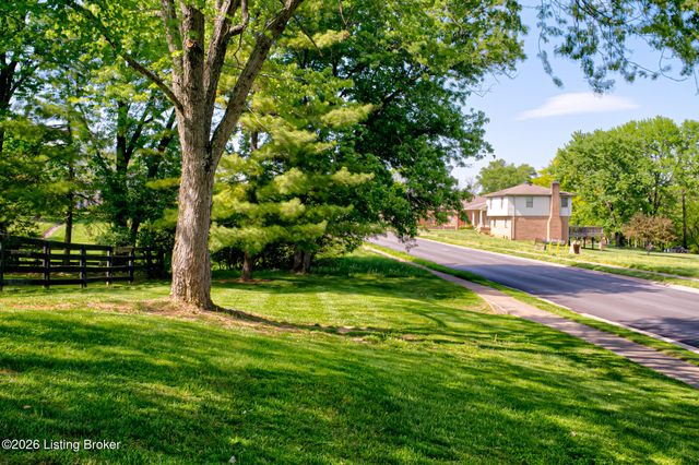 4733 Shenandoah Dr, Louisville, KY 40241